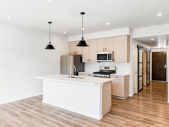 2nd image of 990 S Logan St #308