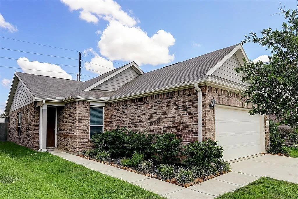 3 bed, 2.0 bath, 1654 sqft, $2,000 — Photo 1