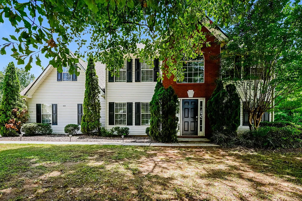 4 bed, 2.5 bath, 2200 sqft, $2,025 — Photo 1