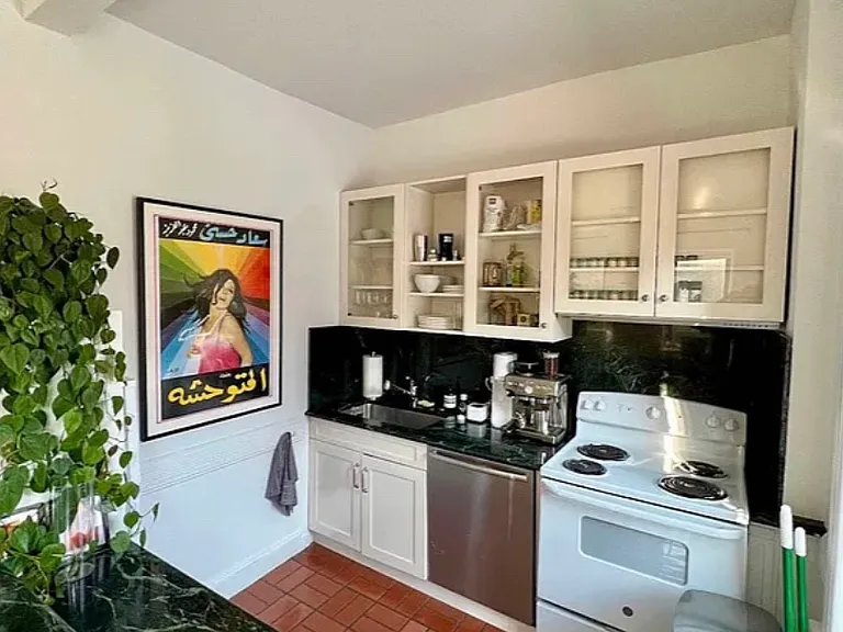 38 Macdougal St #5B — Photo 3