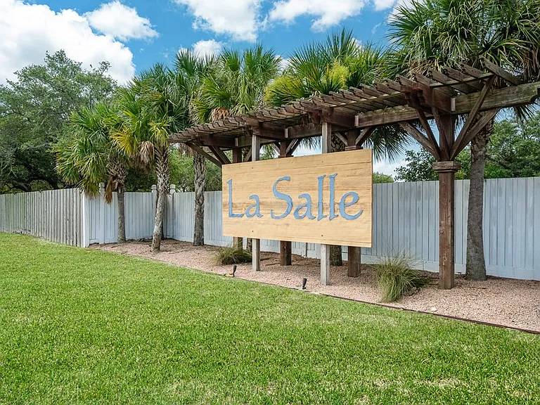 124 Lavaca Cir — Photo 32