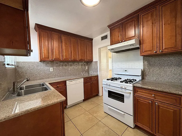 629 W Glenoaks Blvd #A — Photo 8
