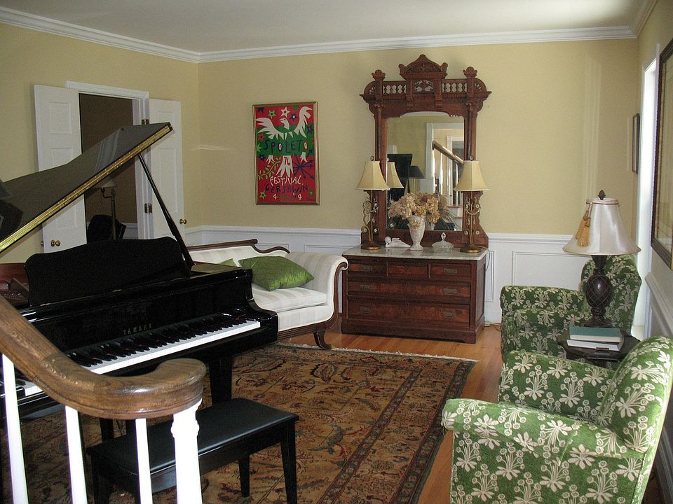 2nd image of 905 Harvest Way