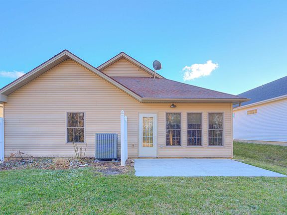 4th image of 210 Windsong Ln
