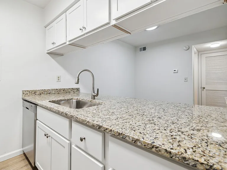 Amhurst III Apartments — Photo 21
