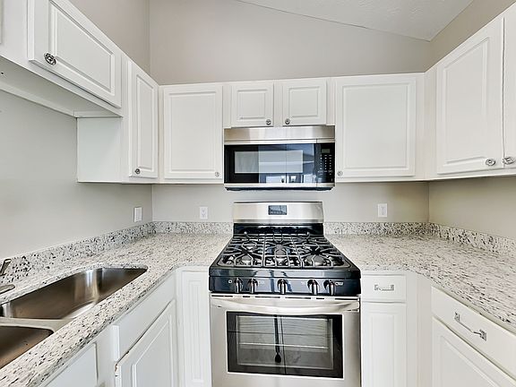 5th image of 136 Pecan Dr