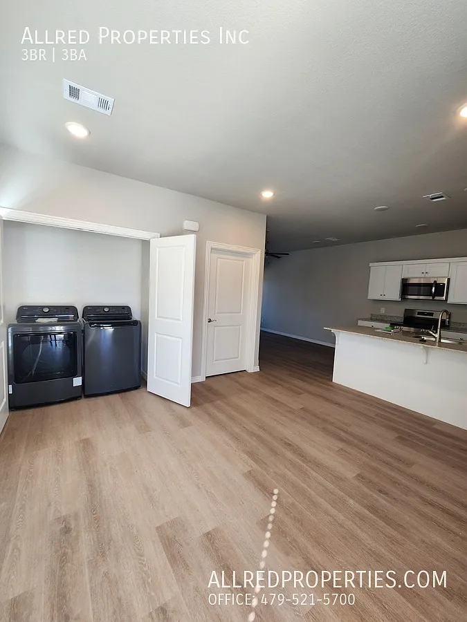 Building Photo - 1609 SW Casuarina Dr #2