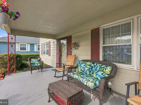 5th image of 71 Medford Ln