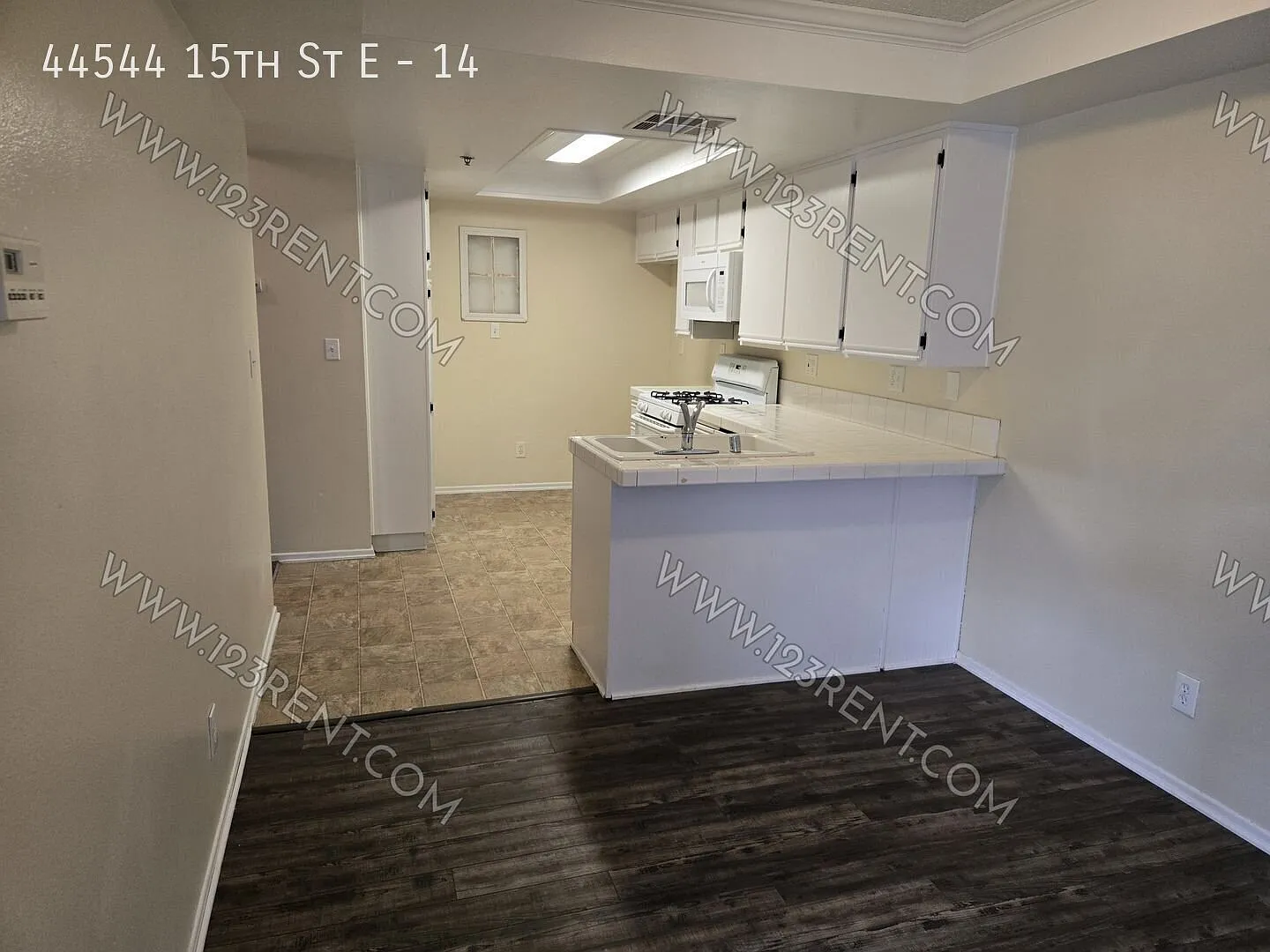 2bd/ 2bth 2 Story Townhome W/Fireplace East Lancaster — Photo 4
