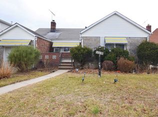 8250 260th St, Floral Park, NY 11004