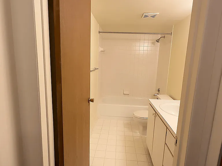 Lakeside Village Apartments — Photo 159