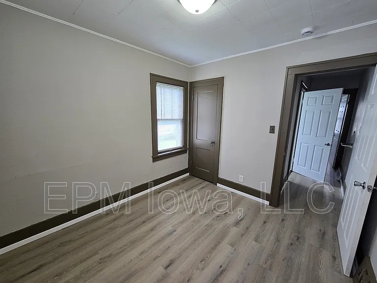 947 Newton St — Photo 12