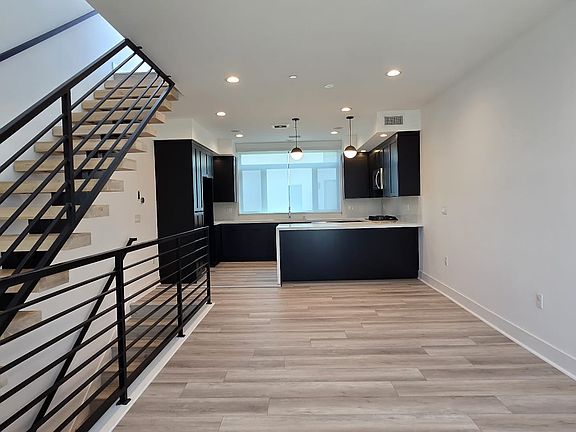 3rd image of 11304 Victory Blvd