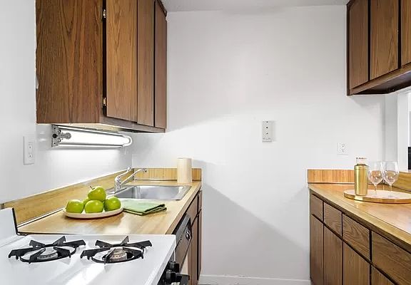 4th image of 575 Main St #401