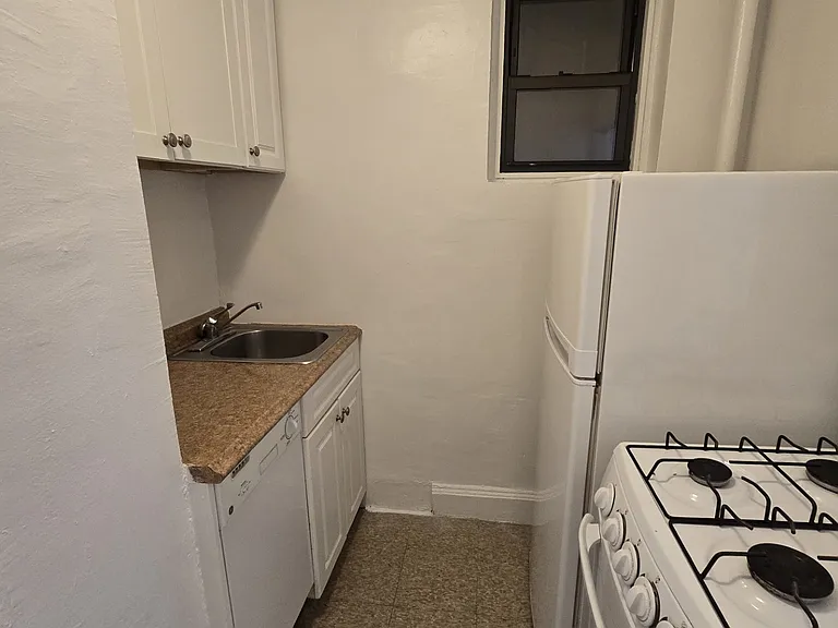 454 W 45th St #3RE — Photo 4