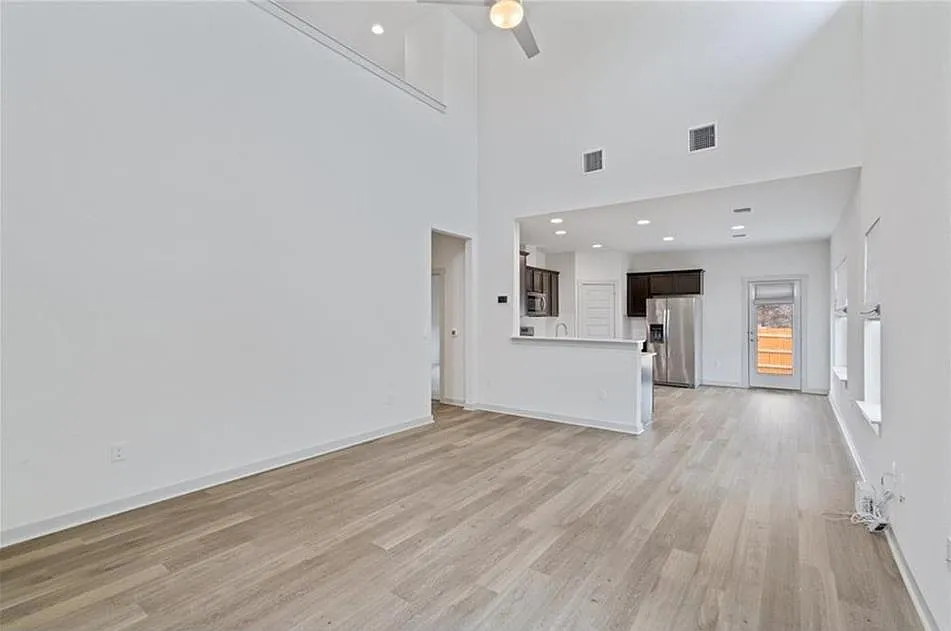 3 bed, 2.5 bath, 1795 sqft, $2,350 — Photo 3