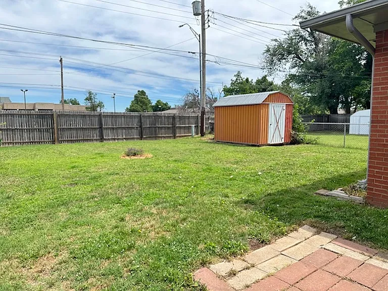817 E Carroll Ln — Photo 15