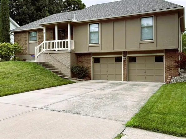515 SE Colony Dr, Lees Summit, MO 64063