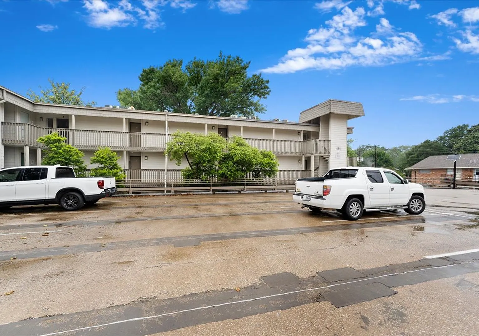 Updated Oak Lawn 1 Bed 1 Bath 665 Sqft Condominium Gated Community - Must See — Photo 2