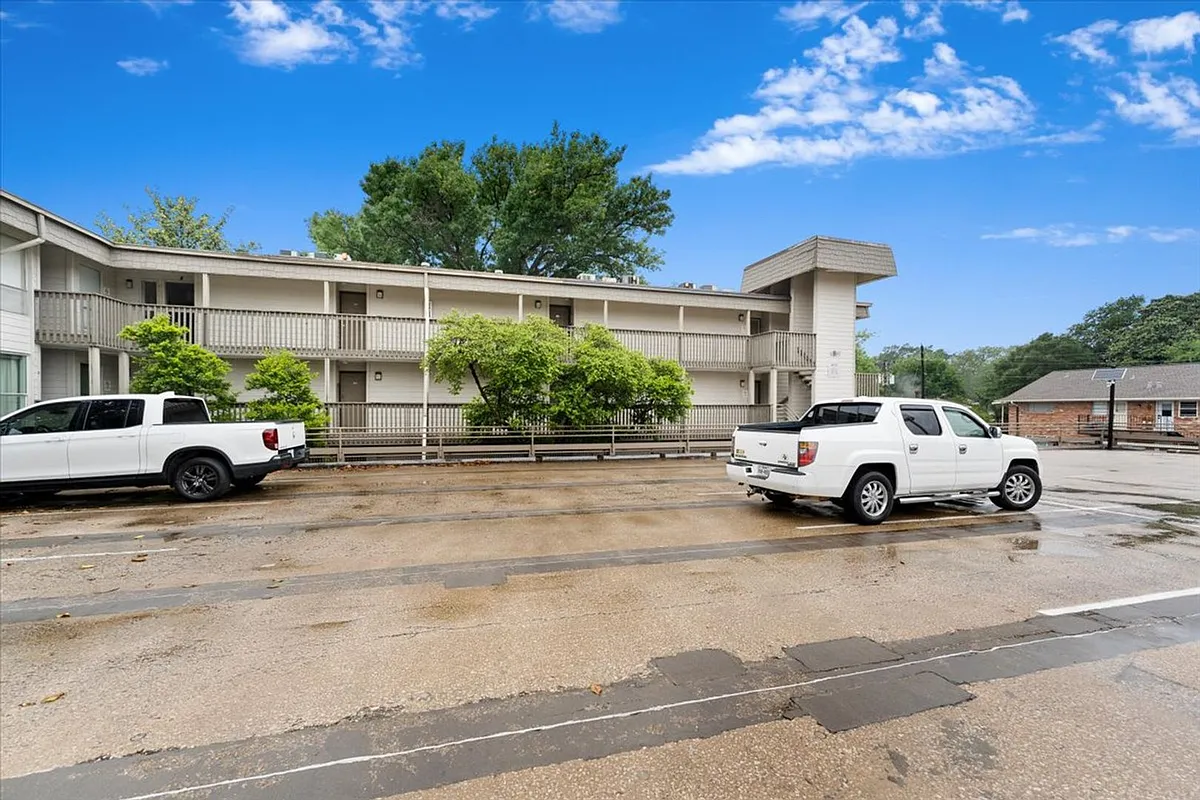 Building Photo - 4859 Cedar Springs Rd #241