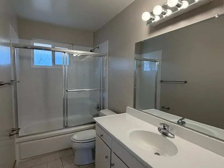 Castlewood Dr 915 — Photo 14