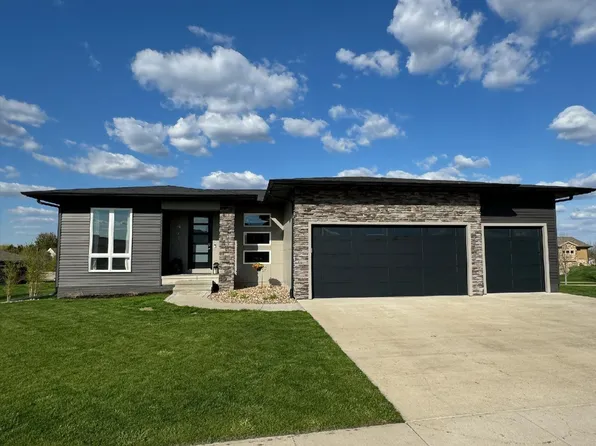 4712 Wild Flower Ln, Cedar Falls, IA 50613