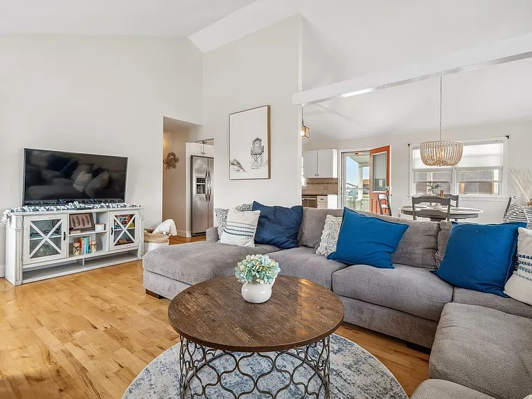 131 Franklin St — Photo 15