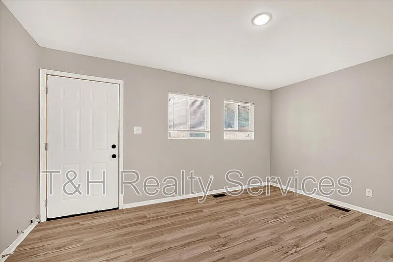 3 bed, 1.0 bath, 912 sqft, $1,375 — Photo 4