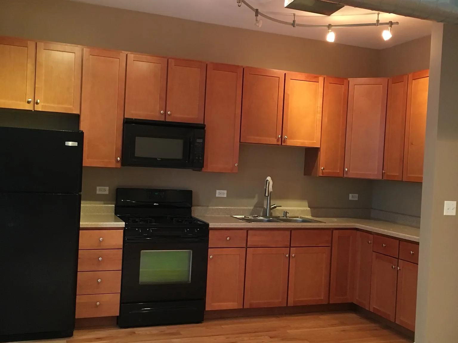 2029 W Race Ave — Photo 1