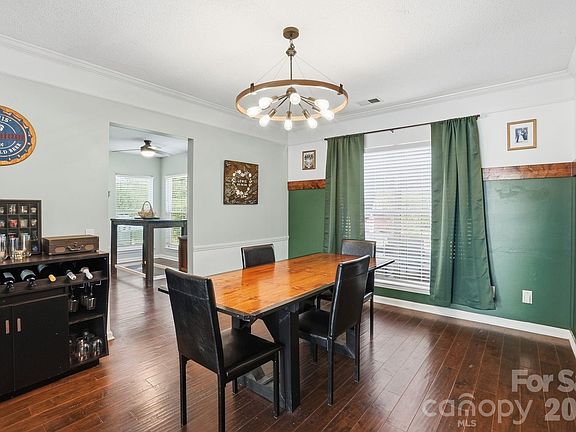 4th image of 236 Aylesbury Ln