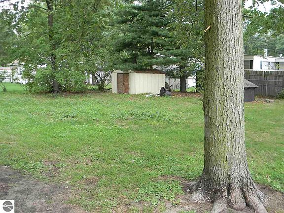 2nd image of 843 Crestwood Ln