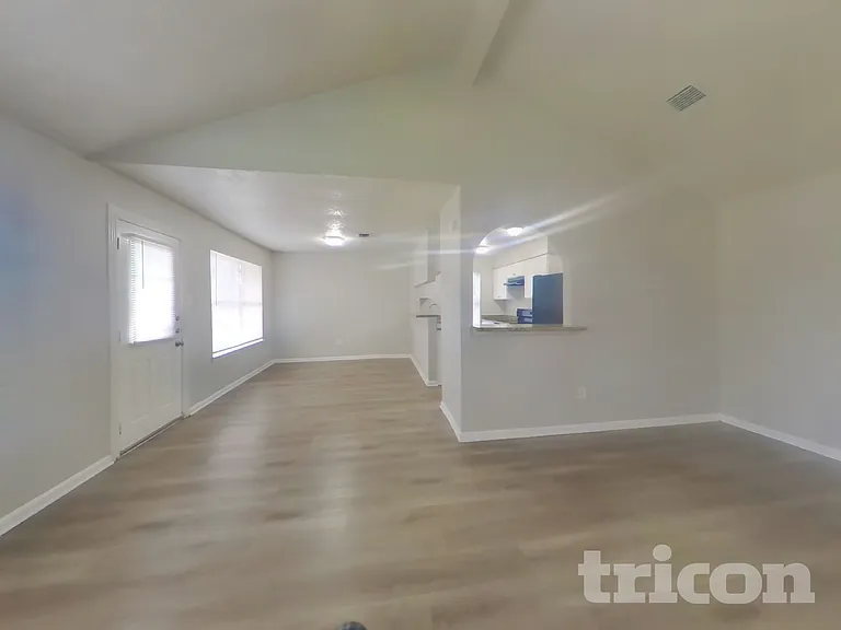 1391 Tenderden Dr — Photo 3