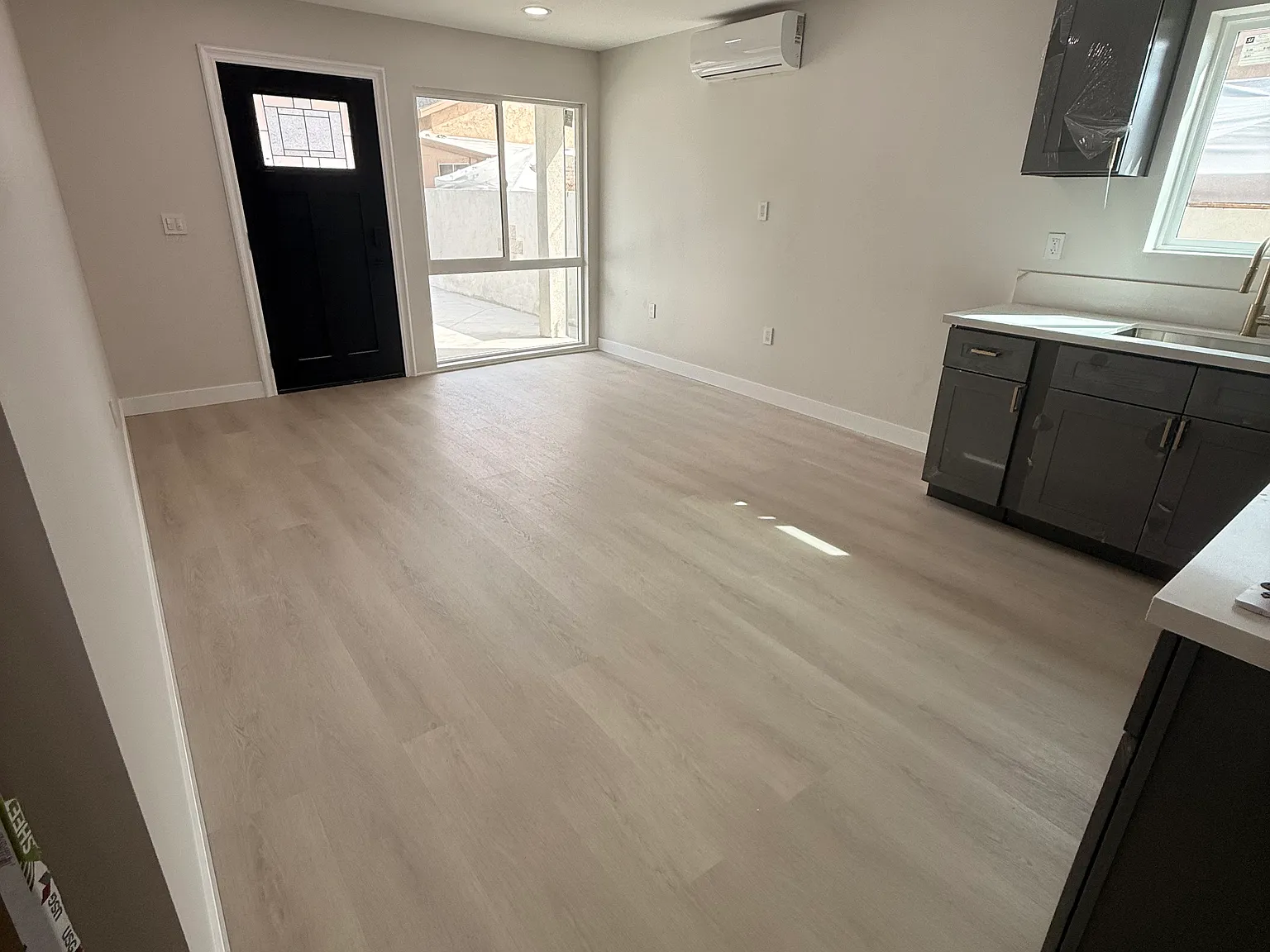 2128 Zoe Ave — Photo 3