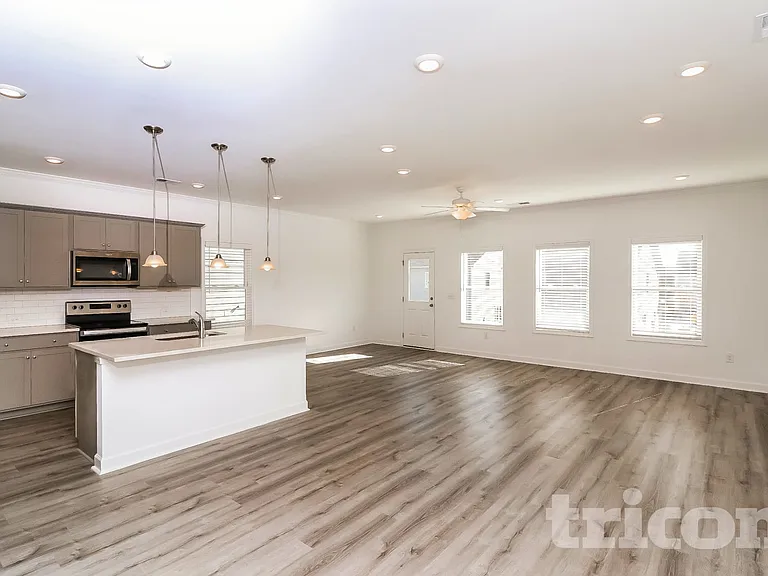101 E Ridge Way — Photo 2
