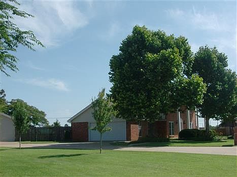 4th image of 714 Stadium Dr