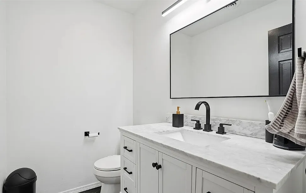 Building Photo - 2515 S Florence Ave #3
