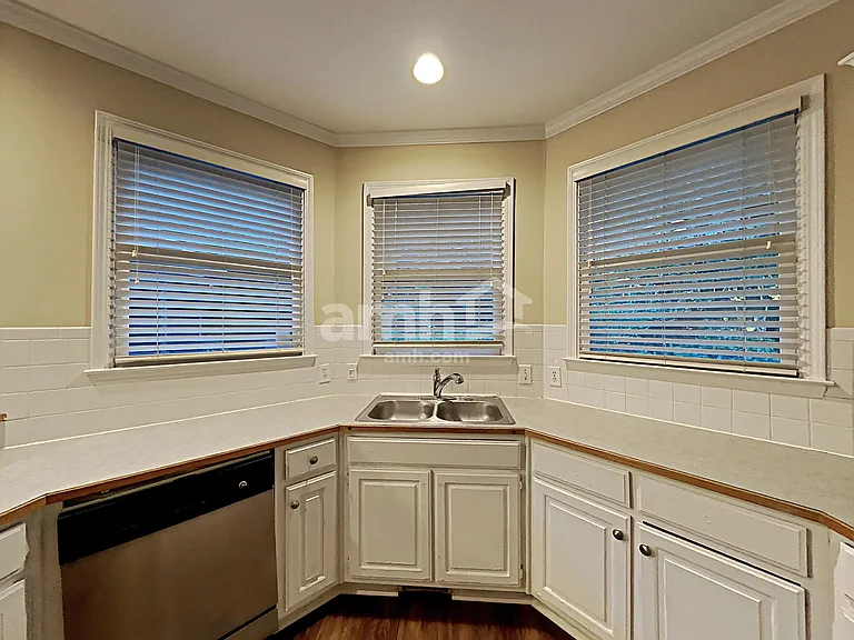 815 Hillcrest Ln — Photo 4