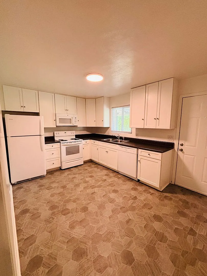 2 Bedroom, 1 Bath Apartment — Photo 2