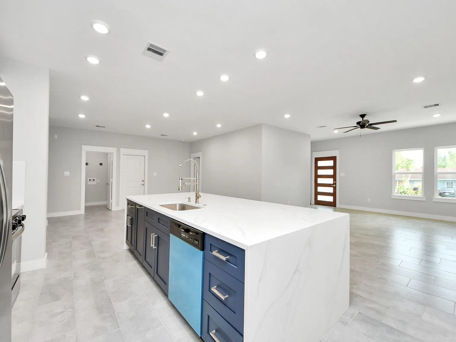 7 bed, 4.0 bath, 4700 sqft, $4,500 — Photo 4