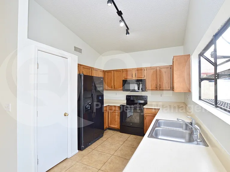 10026 W Roma Ave — Photo 4