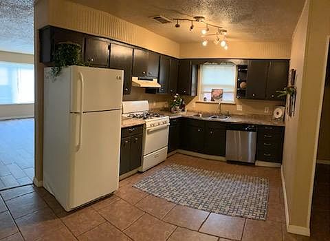 2nd image of 809 E 8th St