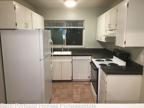 2nd image of 2326 NE Lombard St APT 3