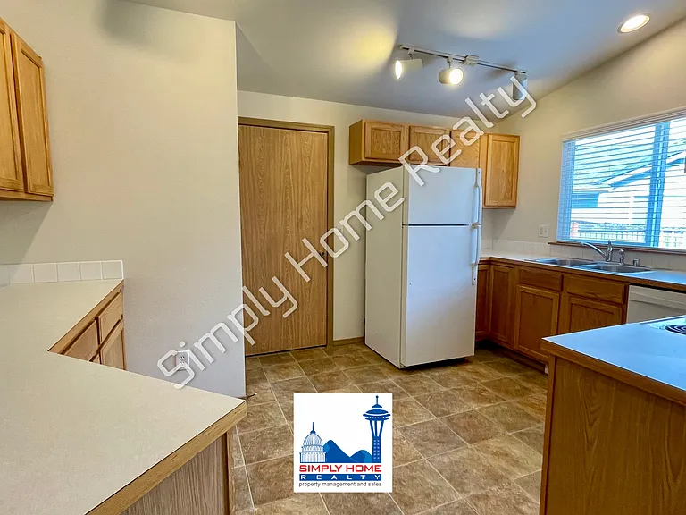 921 Avalon Ct SE — Photo 6