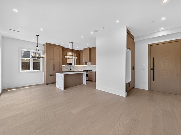 4th image of 847 E 10th Ave #2