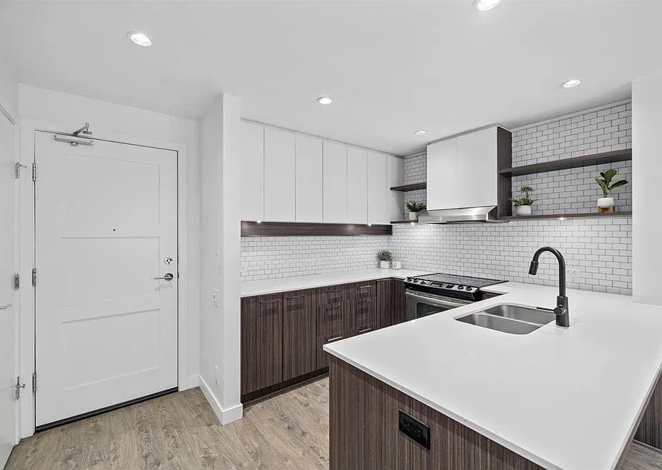 553 Foster Ave #303