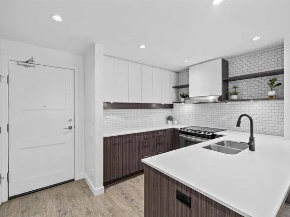 553 Foster Ave #303, Coquitlam, BC V3J 0B5