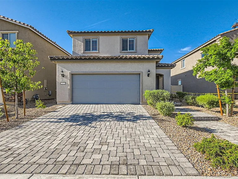 17 Pivot Ave — Photo 1
