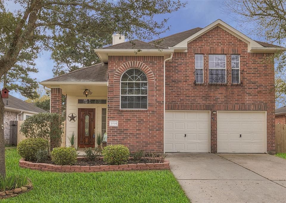 The street view of the home with plenty of curb appeal.