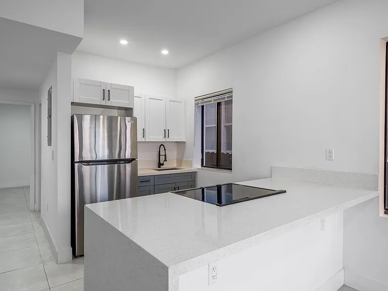 2/1 $2,000/mo, newly renovated in Little Havana! / 2/1 $2,000/mes, remodelado en Little Havana. — Photo 7