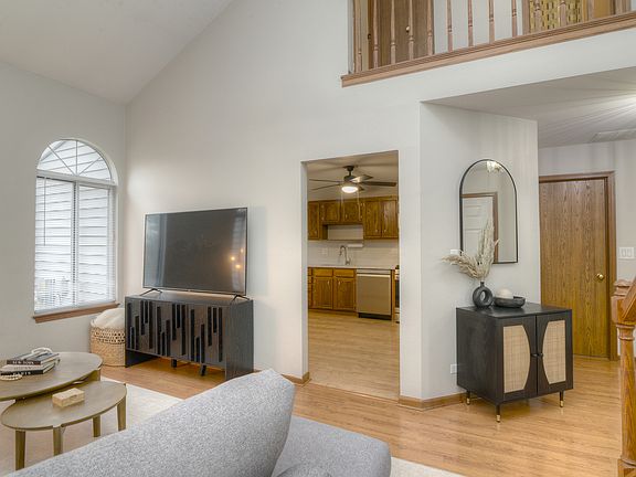 4th image of 461 Canterbury Dr #461
